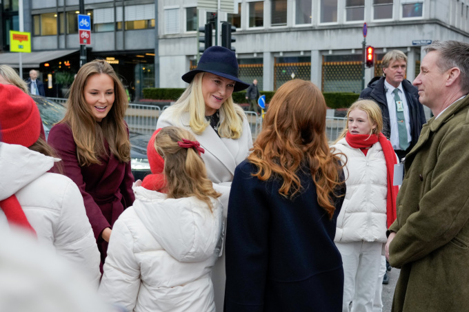 Kronprinsesse Mette-Marit og Prinsesse Ingrid Alexandra på Redd Barnas fredsprisfest. Foto: Gorm Kallestad / NTB